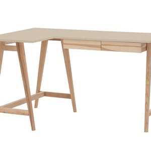 L-foermiger Schreibtisch mit Holzbeinen und zwei Holzschubladen und braun beige Platte. Bureau en forme de L avec pieds en bois et deux tiroirs en bois et plateau beige brun. L-vormig bureau met houten poten en twee houten lades en bruin beige blad