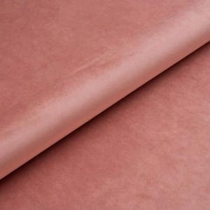 pink upholstered wooden chair ; rosa gepolsterter Holzstuhl; chaise en bois rembourrée rose