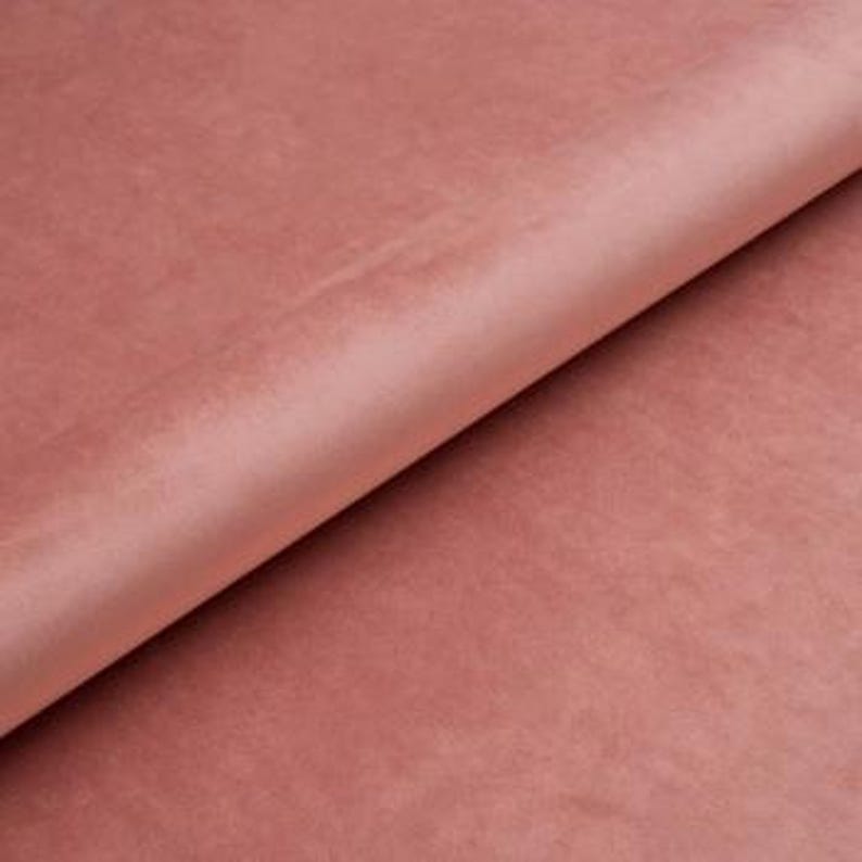 pink upholstered wooden chair ; rosa gepolsterter Holzstuhl; chaise en bois rembourrée rose