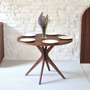 Table à Manger Ronde Jubi 80 Cm - Design à Pied Central, Bois Massif, Idéale Pour Petits Espaces (2-4 Personnes)