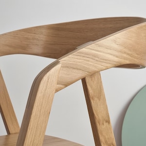 oak wood and oak-vennered plywood chair armrest; very sturdy chair ; esszimmerstuhl aus holz, holz stuhl