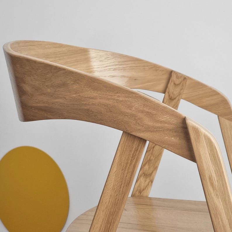 massief eikenhouten stoel detail ; Solid oak chair detail ;Detailansicht eines Stuhls aus massiver Eiche ; Détail de la chaise en chêne massif