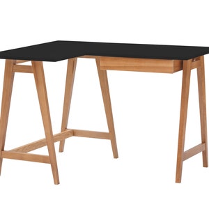 L-foermiger Schreibtisch linke seite mit Holzbeinen und Holzschublade und schwarz mat Platte. Bureau en forme de L avec pieds en bois et tiroirs en bois et plateau noir. L-vormig bureau met houten poten en houte lade en  zwart blad