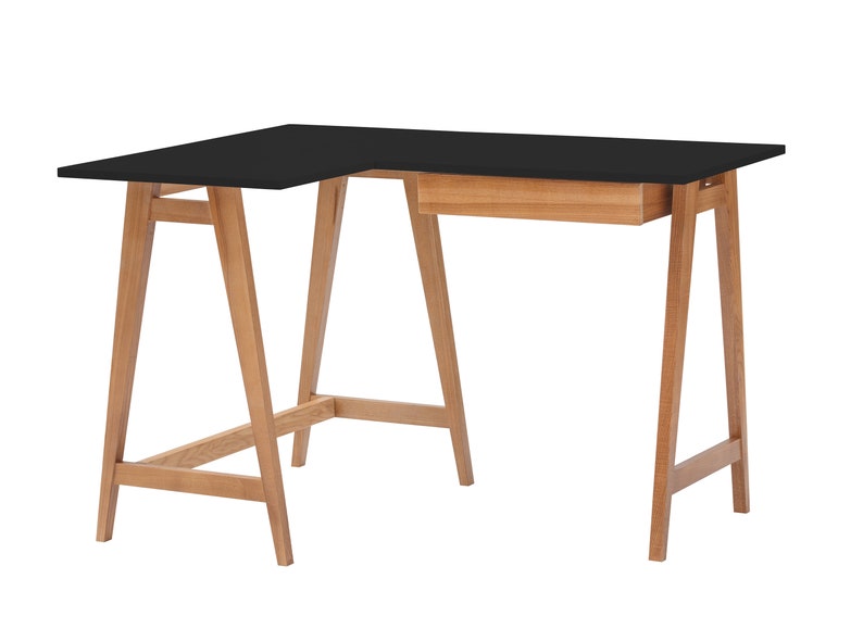 L-foermiger Schreibtisch linke seite mit Holzbeinen und Holzschublade und schwarz mat Platte. Bureau en forme de L avec pieds en bois et tiroirs en bois et plateau noir. L-vormig bureau met houten poten en houte lade en  zwart blad