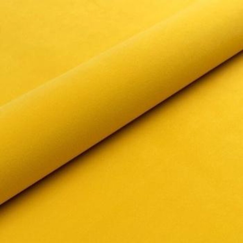 chaise en bois rembourrée jaune; gelb gepolsterter Holzstuhl ; yellow upholstered wooden chair; gele gestoffeerde houten stoel