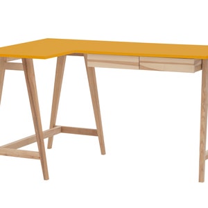 L-foermiger Eckschreibtisch mit Holzbeinen und zwei Holzschubladen und gelber Platte. Bureau d'angle en forme de L avec pieds en bois et deux tiroirs en bois et plateau jaune. L-vormig hoekbureau met houten poten en twee houten lades en geel blad