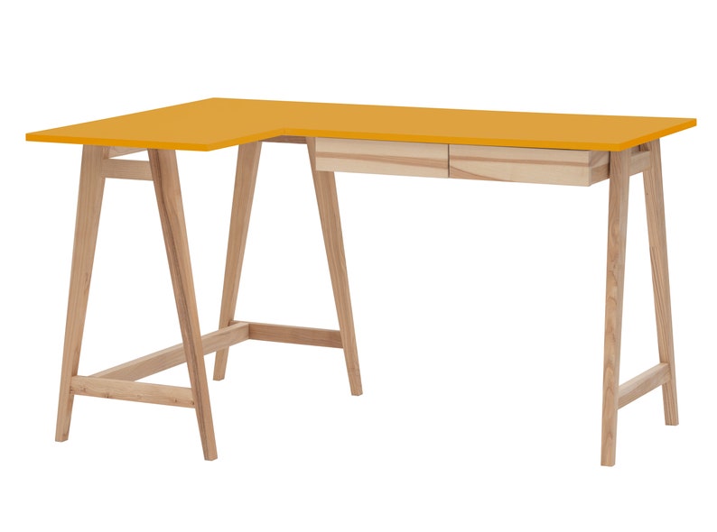 L-foermiger Eckschreibtisch mit Holzbeinen und zwei Holzschubladen und gelber Platte. Bureau d'angle en forme de L avec pieds en bois et deux tiroirs en bois et plateau jaune. L-vormig hoekbureau met houten poten en twee houten lades en geel blad