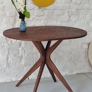Oval kitchen table for 4 made from solid wood. Ovaler Esstisch für 4 Personen aus massivem Holz. Table de cuisine ovale pour 4 personnes en bois massif.