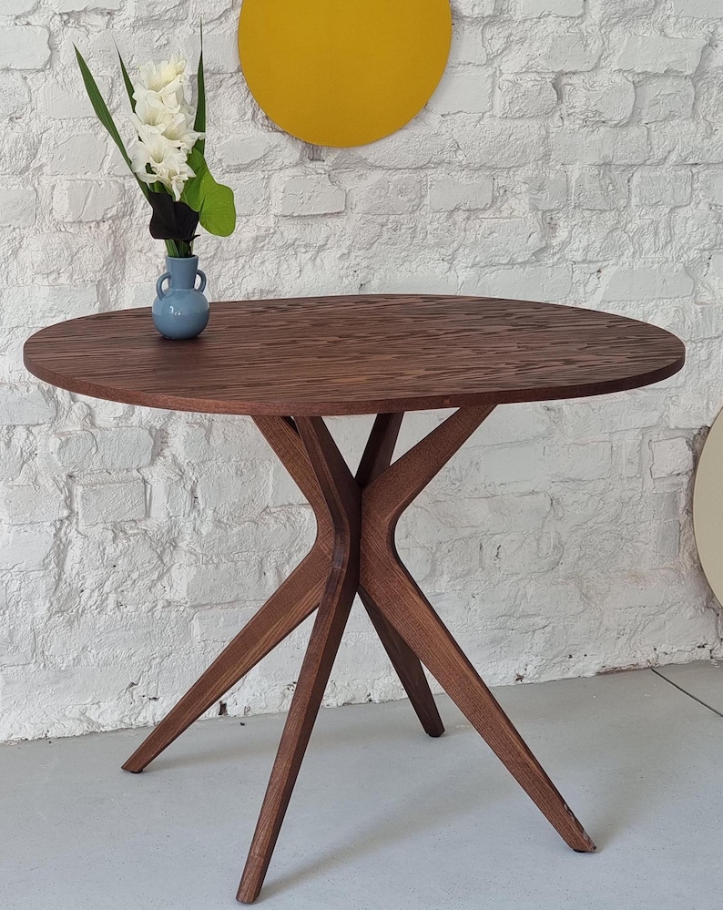 Oval kitchen table for 4 made from solid wood. Ovaler Esstisch für 4 Personen aus massivem Holz. Table de cuisine ovale pour 4 personnes en bois massif.