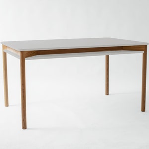 ZEEN Uitschuifbare tafel met plank poten van natuurlijk hout, opslag voor extra bladen pearl grey
