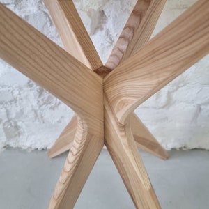 Piccolo tavolo da pranzo rotondo in legno Jubi immagine 8