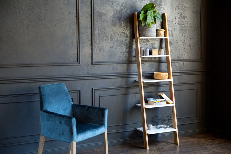 Ladder shelf wooden sides and 5 white shelves. Leiternregal mit Holzseiten und 5 weißen Regalen. Étagère échelle avec côtés en bois et 5 étagères blanches.