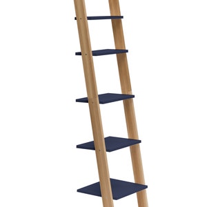 Op de afbeelding: Een houten ladderrek met vier blauwe planken. Het rek is gemaakt van natuurlijk hout en heeft een rustieke uitstraling.