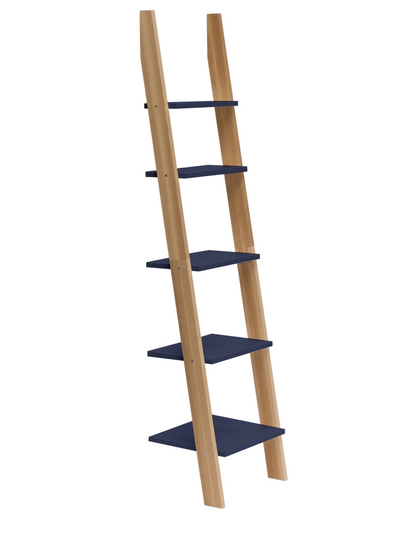 Op de afbeelding: Een houten ladderrek met vier blauwe planken. Het rek is gemaakt van natuurlijk hout en heeft een rustieke uitstraling.