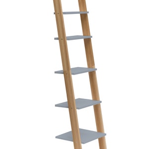 Op de afbeelding: Een grijze ladderplank met vier planken en natuurlijke houten zijkanten. De planken zijn schuin en de zijkanten zijn schuin.