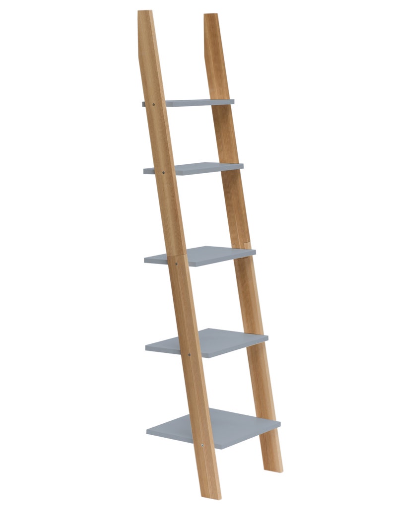 Op de afbeelding: Een grijze ladderplank met vier planken en natuurlijke houten zijkanten. De planken zijn schuin en de zijkanten zijn schuin.