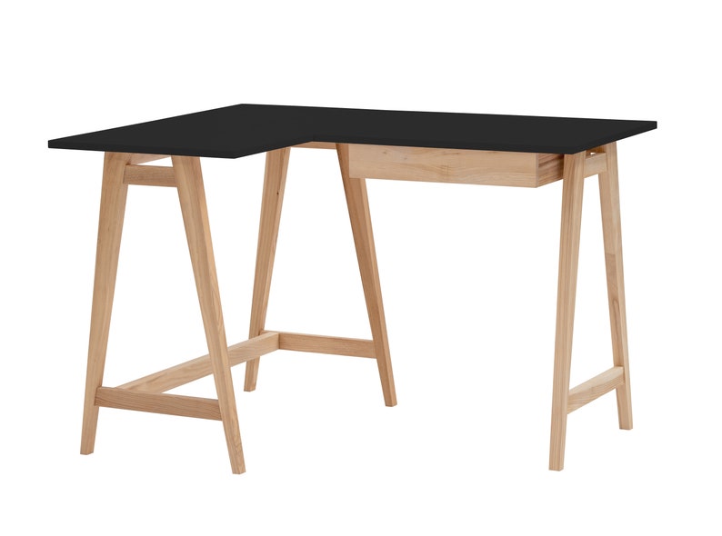 L-foermiger Schreibtisch mit Holzbeinen und Holzschublade und schwarz mat Platte. Bureau en forme de L avec pieds en bois et tiroirs en bois et plateau noir. L-vormig bureau met houten poten en houte lade en  zwart blad