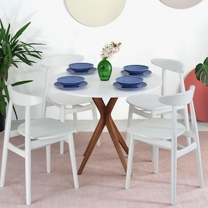 Il set da pranzo rotondo con tavolo e 4 sedie