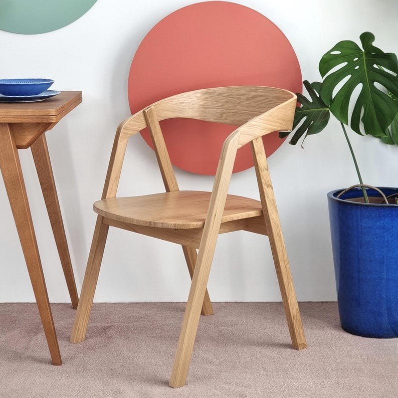 Wooden dining chair with armrest oak; Houten eetkamerstoel met armleuning ; Chaise de salle à manger en bois avec accoudoirs ; Eiche Esszimmerstuhl mit Armlehne ; Matstol i trä med armstöd ;
