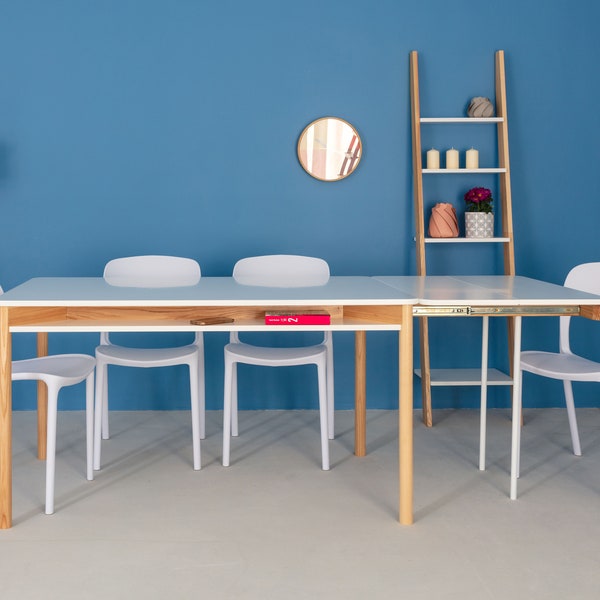 Table extensible ZEEN avec étagère - Pieds en bois naturel, rangement pour dessus supplémentaires