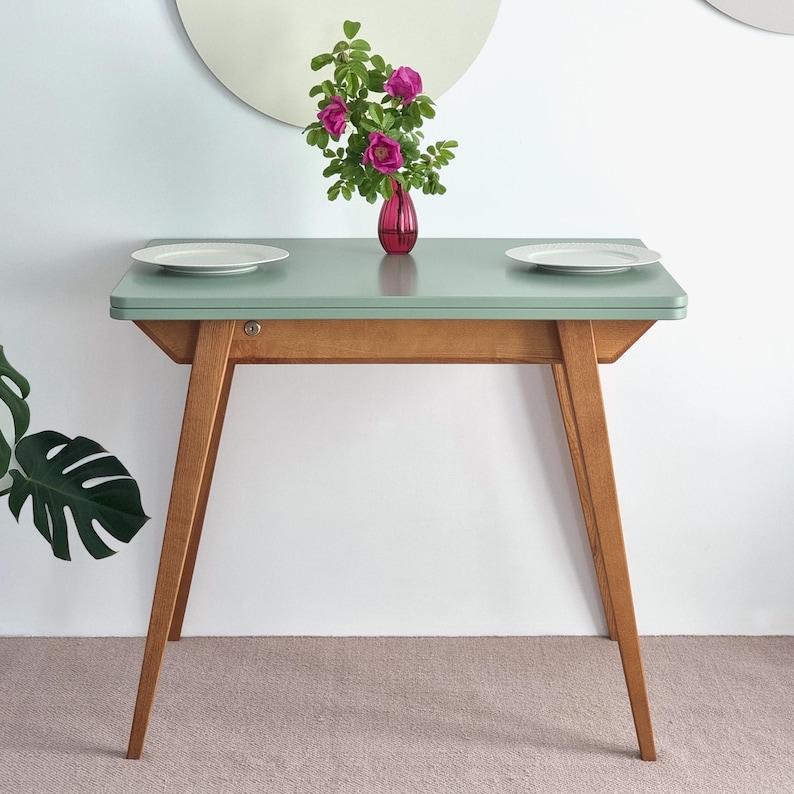 small extendable green dining table with oak legs, kleiner ausziehbarer grüner Esstisch mit Eichenbeinen , litet utdragbart grönt matbord med ekben , petite table à manger extensible verte avec pieds en chêne , kleine uitschuifbare groene eettafel met eikenhouten poten , piccolo tavolo da pranzo allungabile verde con gambe in rovere