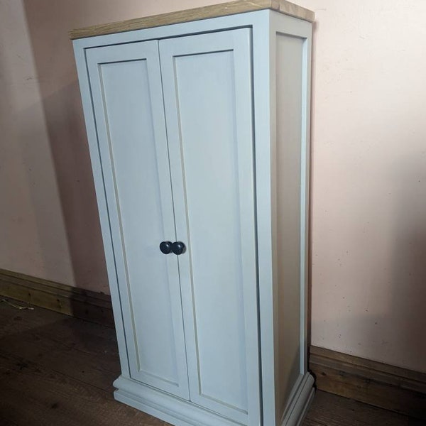 Storage unit, bookshelf with doors