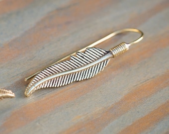 Gold Messing Feder Ohrringe, Ohr Kletterer, Statement Ohrringe, versilberte Manschette, Boho Schmuck Geschenk für sie