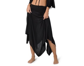 Op de afbeelding: Een zwart, lang mouwig top met een V-hals en een cold shoulder ontwerp. De top heeft een trekkoord in de taille en een vloeiende, klokvormige mouw. Het model draagt ook een zwarte, asymmetrische rok.