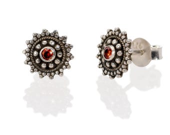 Orecchini a bottone in argento sterling 925 con granato marrone sfaccettato: gioielli tribali boho per tutti i giorni