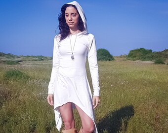 Abito bianco con cappuccio: tunica primaverile asimmetrica in misto cotone e lycra con fori per i pollici