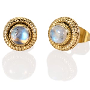Mondstein Ohrstecker, weiße und goldene Ohrstecker, Geschenk für sie, Messing Ohrstecker, Boho Schmuck, Ohrringe mit Goldknopf, Edelstein Ohrstecker