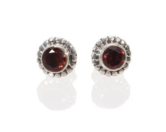 Orecchini a lobo boho in argento sterling con granato sfaccettato: gioielli con pietre preziose color bordeaux