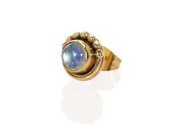 Orecchini a bottone con pietra di luna bianca: piccoli gioielli boho rotondi in ottone dorato