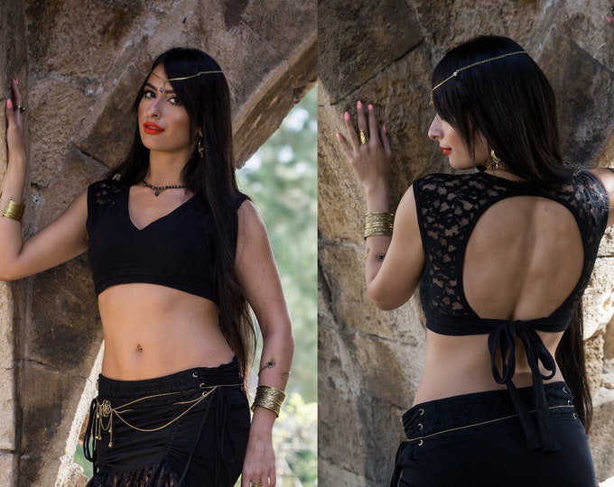 девушка в индийском топе-чоли с открытой спиной