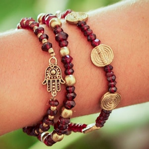 Hamsa Bracelet // Garnet Bracelet // Hamsa Charm Bracelet // Protection Bracelet // Lucky Bracelet // Red Garnet Stones Bracelet