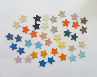 40 piccole stelle in pelle, fine e liscia, 2 cm