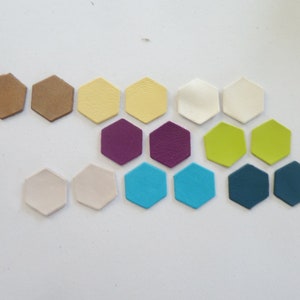 Puede incluir: Surtido de 12 piezas de cuero en forma de hexágono en varios colores, incluyendo marrón, amarillo, blanco, morado, verde, azul y azul verdoso.