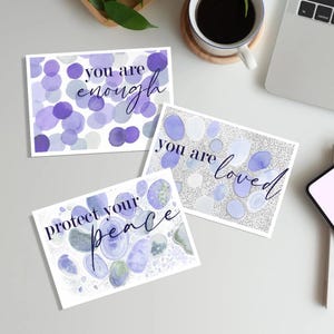 Paarse ansichtkaarten set van 3 - Art Print Positive Quotes - Love, Peace, You are Enough,