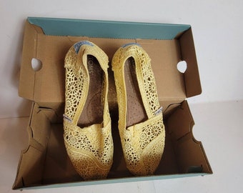 Toms Womens Shoes Slip Ons Crochet Yellow size 6.5 with box