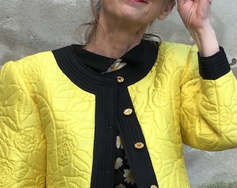 Chaqueta vintage de seda estilo Chanel en amarillo con negro