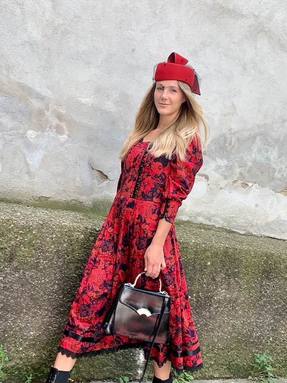 Vintage Dirndl Dress Bavarian Folklore Dress Rose dirndl in Red