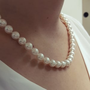 Handmade 8-8.5mm Freshwater Pearl Necklace: 14k Gold Clasp