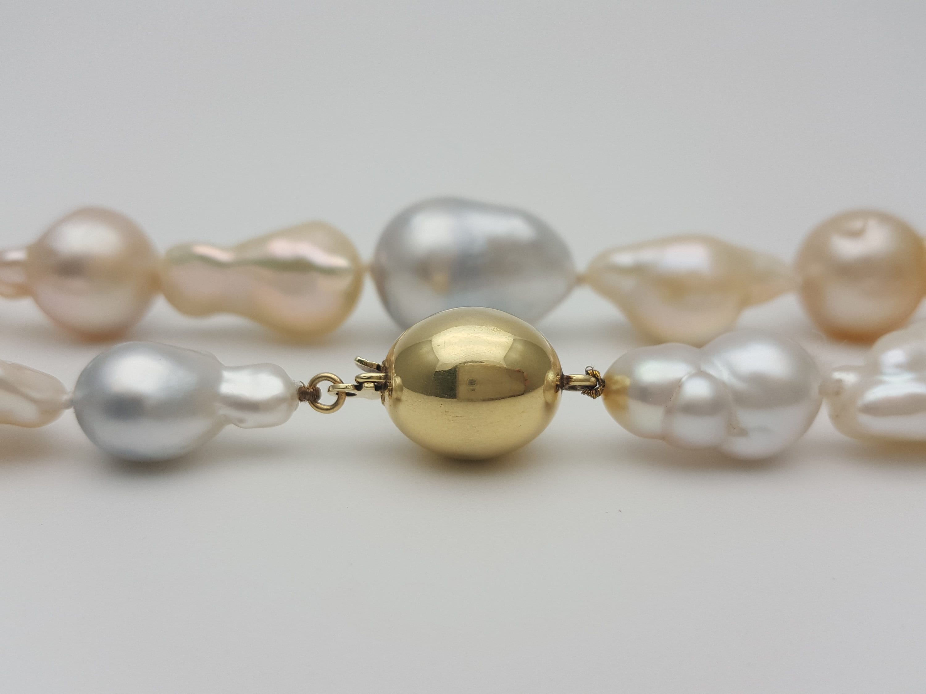 バロックパールネックレス：マルチカラー淡水南洋真珠、14Kゴールド