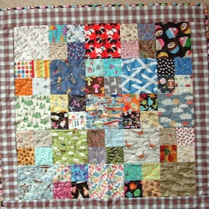 Może przedstawiać: Kolorowa kołdra patchworkowa z różnymi wzorami i projektami. Kołdra składa się z wielu małych kwadratów, z których każdy wykonany jest z innego materiału. Kołdra jest obszyta materiałem w kratkę.