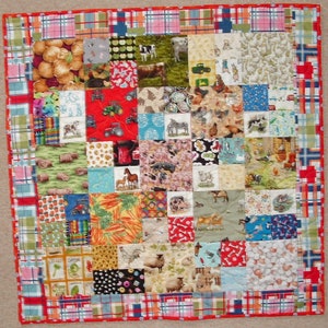 Peut inclure: Une courtepointe colorée en patchwork sur le thème de la ferme. La courtepointe est composée de carrés de tissus différents, chacun représentant un animal de ferme, un légume ou un outil agricole différent. La courtepointe est bordée d'un tissu à carreaux rouge et blanc.