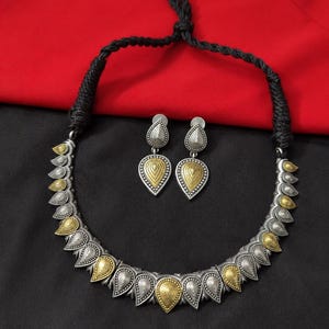 Conjunto de collar y pendientes réplica de plata alemana bicolor / Joyería tribal oxidada / Joyería Navratri / Collar y pendientes estilo boho indio