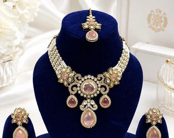 Conjunto de gargantilla india Jadau Kundan Pearl rosa bebé con Maang Tikka / Conjunto de collar indio / Joyería de boda pakistaní / Pendientes indios