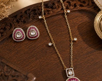 Set di collana vistosa in oro antico con rubini Polki, collana indiana con pendente a catena e orecchini a perno, collana e orecchini indiani ispirati a Sabysachi