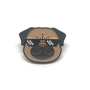 Peut inclure: Un carlin brun portant des lunettes de soleil pixelis&eacute;es noires. Le carlin regarde directement la cam&eacute;ra.