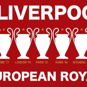 以下が含まれることがあります： 赤色の背景に白字で「LIVERPOOL」と書かれています。その下に、それぞれ星が付いた6つの白いトロフィーのイラストがあり、勝利の年がローマ'77、ロンドン'78、パリ'81、ローマ'84、イスタンブール'05、マドリード'19と表示されています。「EUROPEAN ROYALTY」の文字が下にあります。